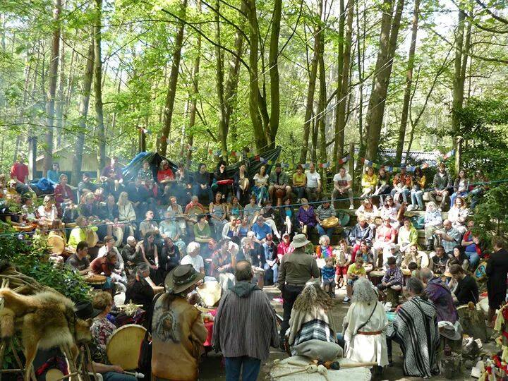 The Worlddrum is een initiatief van Morten Wolf Storheide. Deze foto is tijdens de samenkomst in het Druïdebos in 2014. Georganiseerd door Guy en Els.